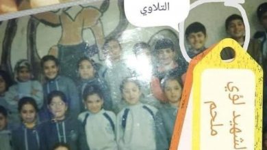 صورة صورة تجمع القاتل خالد التلاوي والشهيد لؤي ملحم من أيام مقاعد الدراسة…