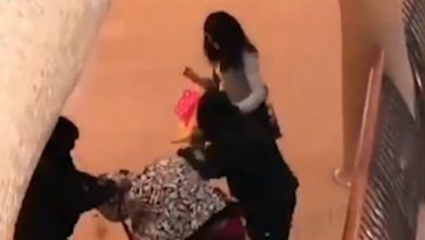 صورة اعتداء “غادر” بالضرب على شابّ داخل مركز تسوّق! (فيديو)