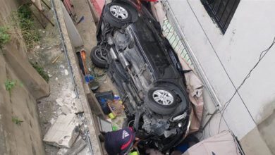 صورة إنقلاب مروع لسيارة في حارة صيدا أدى لإصابة رجل وزوجته وأولادهم (صور)