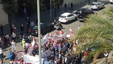 صورة محتجون امام منزل دياب وتلفزيون لبنان (فيديو)