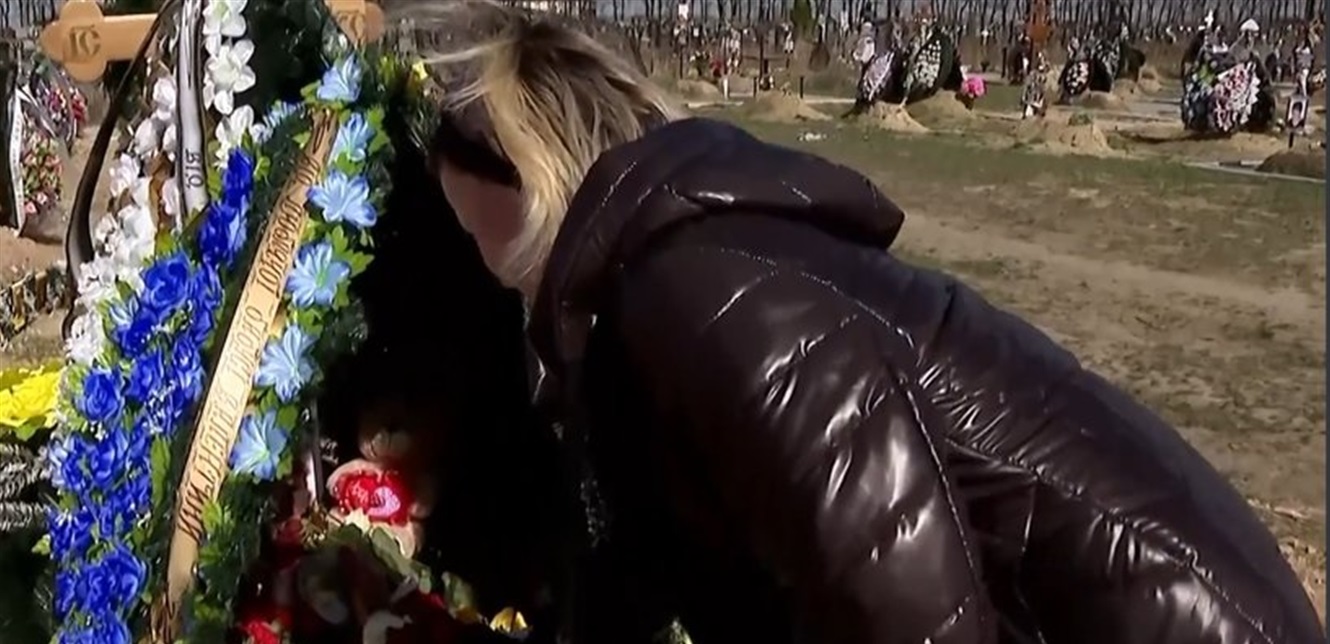 صورة “لوحوا لنا مودعين”.. أوكرانية تروي كيف قتل الروس ابنها!
